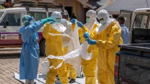 Uganda eleva a 16 los casos de ébola tras confirmar nuevo contagio importado