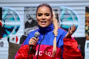 Karol G pide a Abelardo de la Espriella gobernar “para todos” en Colombia