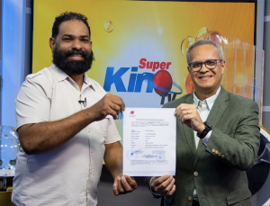 Leidsa  entrega certificado a ebanista ganador de 25 millones con el Súper Kino Tv