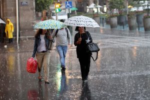 Onda tropical aumentará las lluvias este miércoles en varias provincias del país