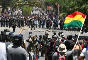 Bolivia permitirá intervención militar en rutas bloqueadas por protestas