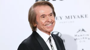 Raphael anuncia que su bioserie llegará a Netflix después del verano