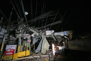 Aumentan a 38 los fallecidos por terremoto en Filipinas y cuatro millones de niños siguen sin clases