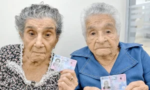 Adultas mayores de 100 y 99 años participan en jornada de renovación de la nueva cédula