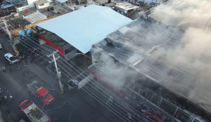Bomberos y organismos de emergencia combaten incendio en tienda china en Herrera