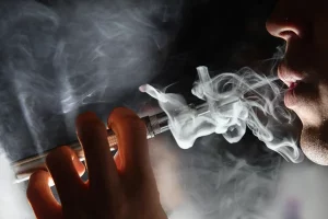 Vapeadores con nicotina triplicaron el abandono del cigarrillo en estudio de seis semanas