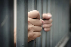Persisten cuestionamientos por prisión de hombre de 93 años