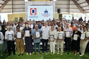 Abinader entrega 400 títulos de propiedad en Pepillo Salcedo