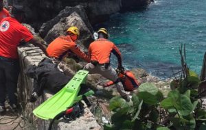 Buscan a un individuo arrastrado por el mar Caribe cerca de la avenida España