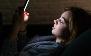 Reino Unido limitará el uso de redes sociales a adolescentes durante la noche