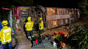 Al menos tres muertos y 40 heridos al volcar un autobús en Brasil