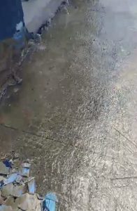 Residentes de San Miguel en Manoguayabo denuncian fuga de agua y piden reparación urgente de tuberías