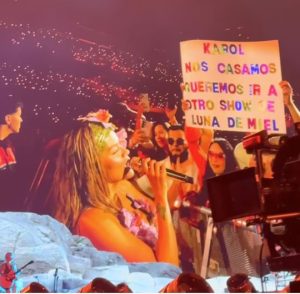 Karol G sorprende a recién casados con viaje a París durante inicio de su gira