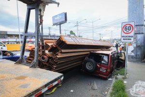 Vuelco de camión provoca fuerte taponamiento en la autopista Duarte; no se reportan heridos