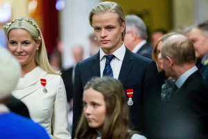 Hijo de la princesa Mette-Marit cumplirá prisión domiciliaria en Noruega
