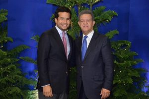 Leonel y Omar Fernández intercambian roles en dinámico video por el Día del Padre