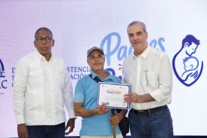 Abinader destaca el rol de los padres dominicanos y encabeza entrega de ayudas