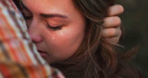 Cinco señales de que podrías estar dejando de ser tú misma por un hombre