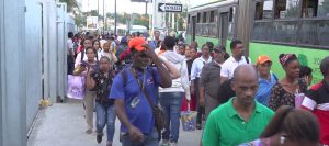 Usuarios denuncian largas esperas en ruta de la OMSA hacia Ciudad Juan Bosch