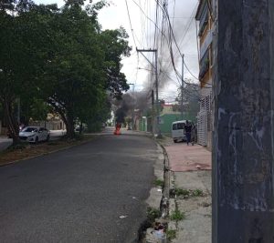 Reportan quema de neumáticos en Jardines del Ozama por prolongados apagones