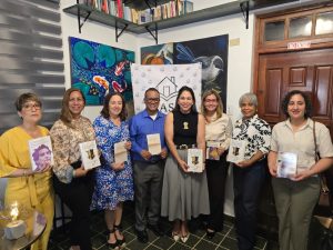 Escritora Luisa Apolinar adelanta detalles de su próxima novela en la tertulia "Vino y Tinta"