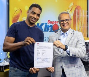 Leidsa entrega certificado a joven panadero ganador de 25 millones con el Kino.