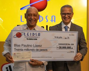 Leidsa entrega cheque de 30 millones a artesano ganador del Loto