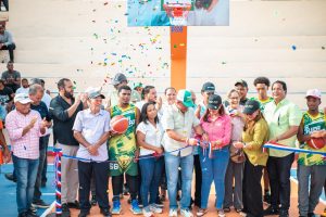 Familia Aristy Cedeño inaugura reconstrucción de cancha de baloncesto en la sección El Bonao