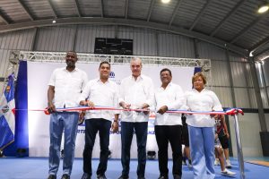 Abinader entrega techado deportivo remozado en Los Alcarrizos junto al ministro Kelvin Cruz