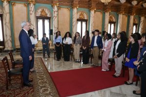Abinader recibe a estudiantes de origen dominicano destacados en el extranjero