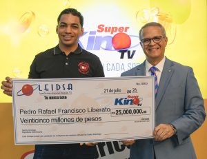 Leidsa entrega 25 millones a panadero ganador del Súper Kino TV