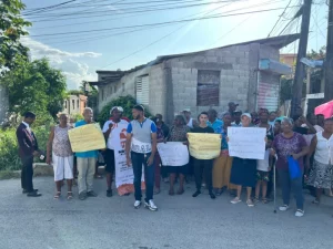 Comunitarios de Sabana Perdida reclaman reanudación del saneamiento de la cañada Marañón