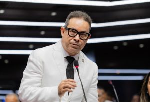 PRM reelige a Amado Díaz como vocero del Bloque de Diputados