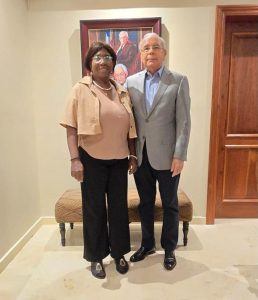 Danilo Medina juramenta a la exdiputada y dirigente de la FP, María Gallard