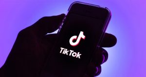 Bruselas acusa a TikTok de no proteger suficientemente a los menores