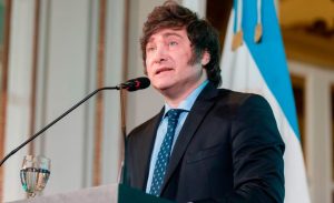 Milei arremete contra Lula y respalda la postulación de Flávio Bolsonaro