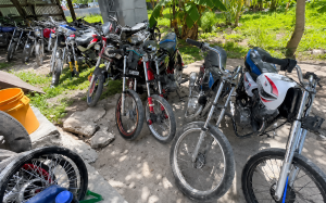 Policía retiene motocicletas de carreras clandestinas y detiene a 12 personas en Cabral