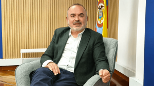 Ministro de Justicia de Colombia renuncia tras cuestionar política de paz de Gustavo Petro