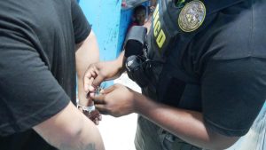 Autoridades apresan a dos empleados del AILA vinculados a decomiso de 90 paquetes de cocaína
