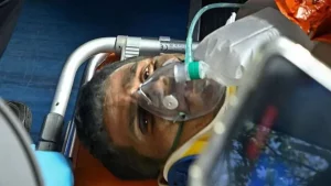 Permanece bajo observación hombre rescatado tras ocho días entre escombros en Venezuela