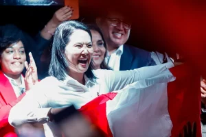 Keiko Fujimori recibe las credenciales como presidenta electa de Perú