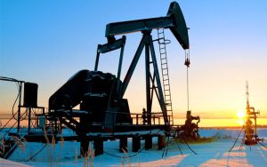Mercado petrolero baja levemente mientras sigue la tensión entre Washington y Teherán