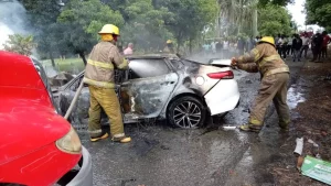Una persona muere calcinada y otras dos resultan heridas en accidente en Santo Domingo Norte